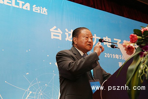 2-臺達創(chuàng)辦人暨榮譽董事長鄭崇華先生強調(diào)，我國電力電子學(xué)科的蓬勃發(fā)展，離不開師生的共同努力