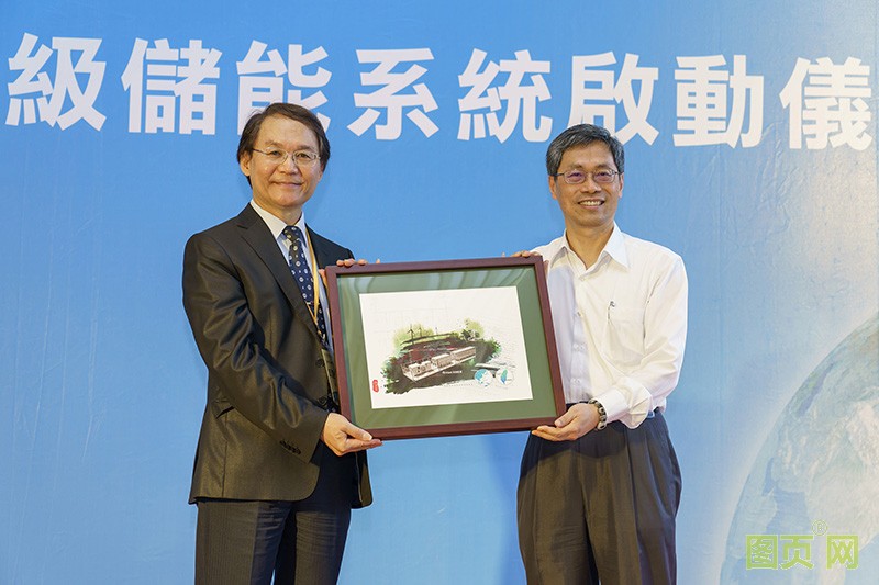 03-臺達(dá)儲能解決方案獲得沃旭能源肯定，裝置于沃旭捐贈彰化師范大學(xué)的示范案場，彰師大郭艶光校長(左)特向臺達(dá)能源基礎(chǔ)設(shè)施暨工業(yè)解決方案事業(yè)群總經(jīng)理張建...