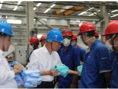 正泰電氣黨委書記陳成劍、常務副總裁陳國良等一行深入生產(chǎn)一線慰問“送清涼”活動