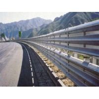 ?？谝患壒穬蓚?cè)防撞護(hù)欄板 屯昌波形梁鋼護(hù)欄批發(fā)