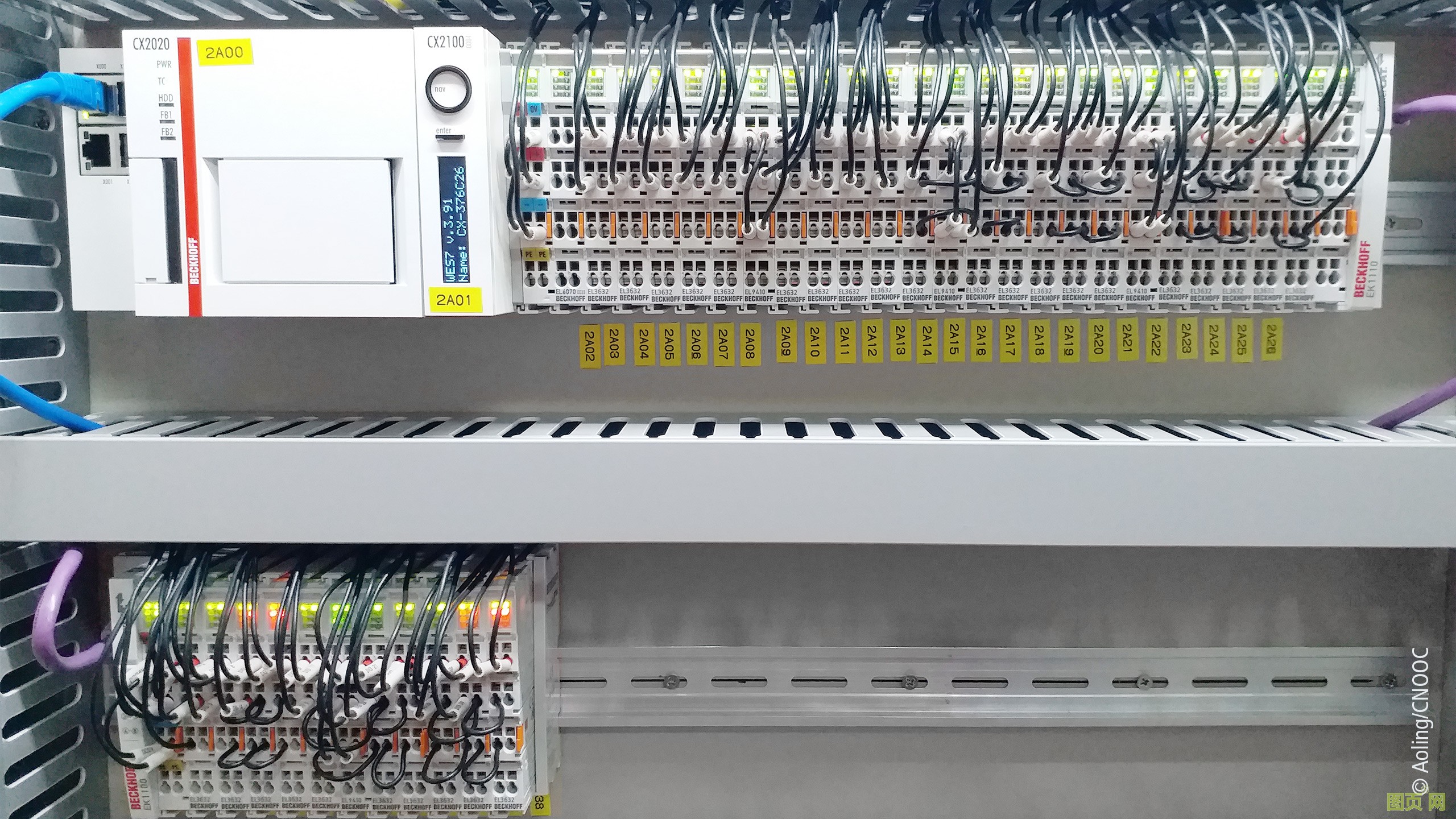 CX2020 嵌入式控制器和 EL3632 EtherCAT 模擬量端子模塊構(gòu)成了一個(gè)非常緊湊的控制和測(cè)量數(shù)據(jù)采集系統(tǒng)。 