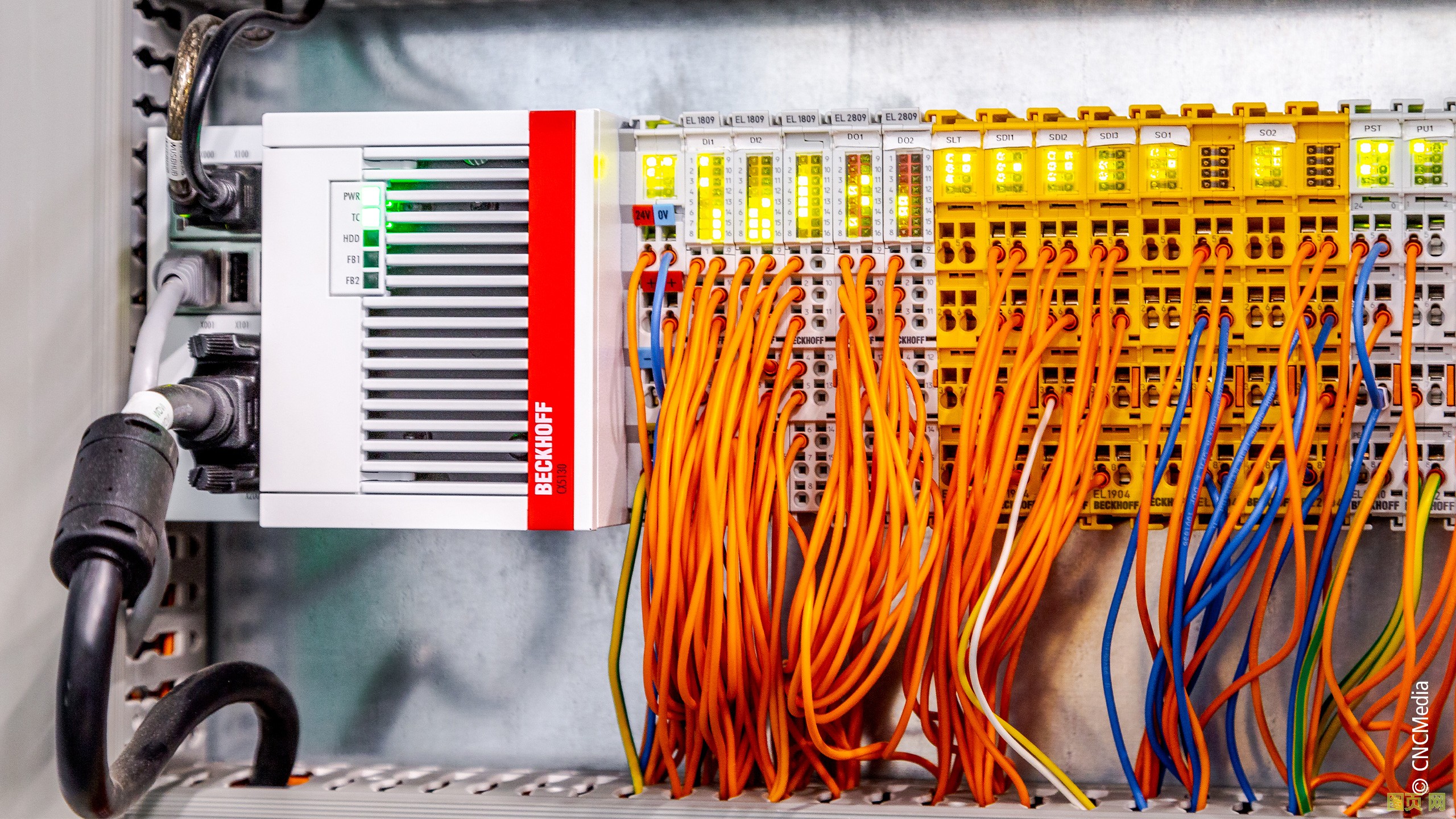 PTL 4001 光纖激光切割系統(tǒng)的核心控制組件包括一臺安裝有 TwinCAT 3 軟件的 CX5130 嵌入式控制器和各種 EtherCAT 端子模塊，如 EL1904 TwinSAFE 端子模塊和 EL3161 模擬量輸入端子模塊 