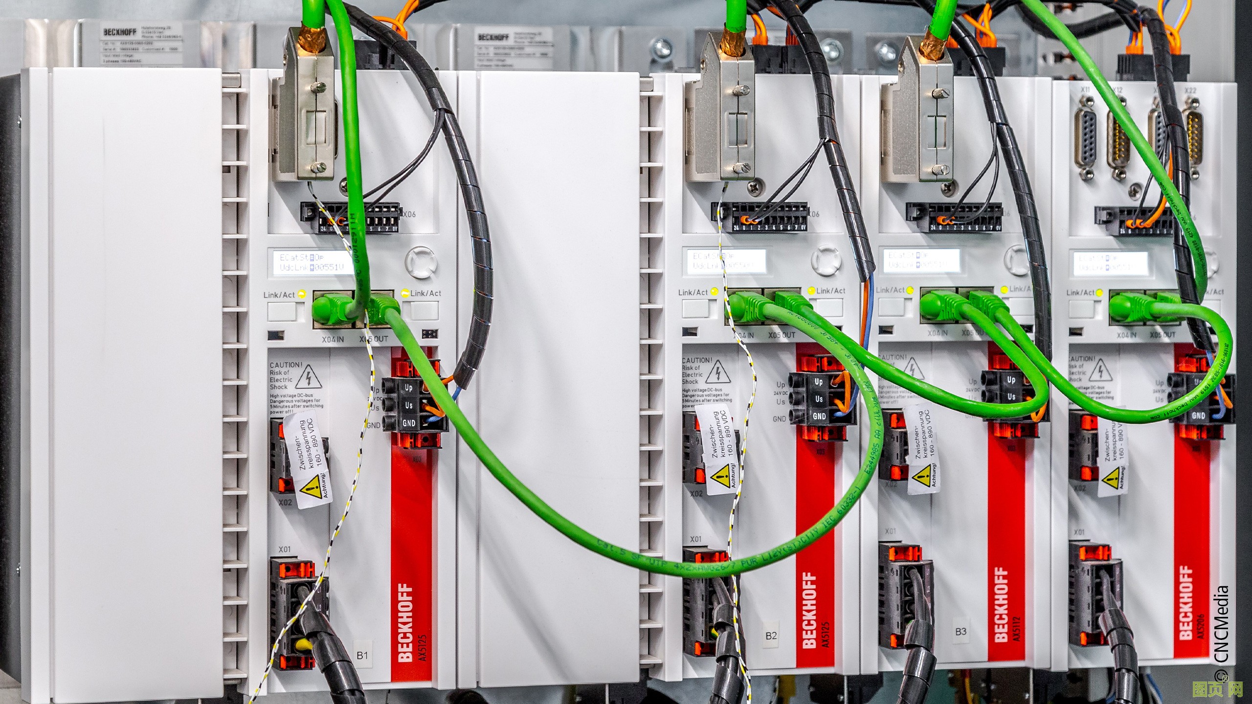 Plasma-Tech Systems 公司售后服務(wù)經(jīng)理 János Imrei 在 PTL 4001 光纖激光切割機(jī)前 