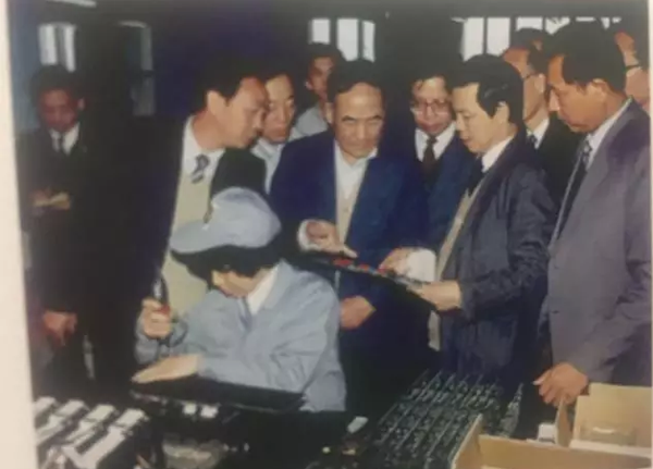 原機(jī)械工業(yè)部部長何光遠(yuǎn)參觀西儀集團(tuán)產(chǎn)品