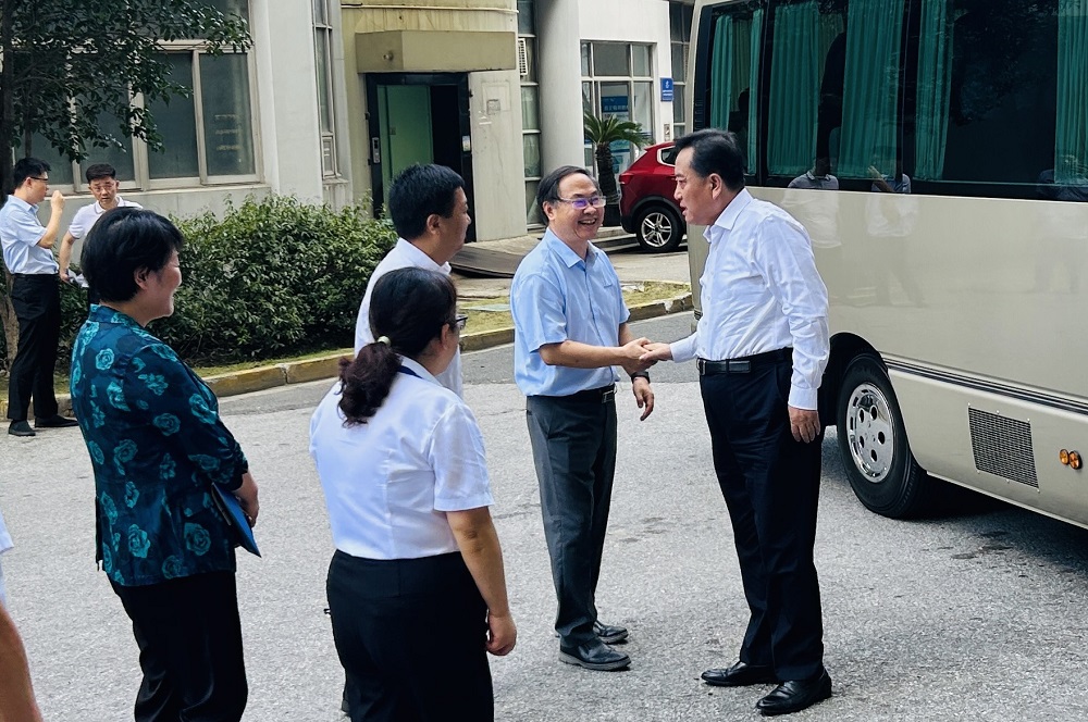 上海松江區(qū)委書記程向民一行蒞臨辰竹交流